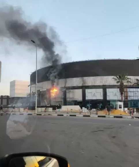 السيطرة على حريق اندلع في لافتة محل داخل مول بالتجمع الخامس