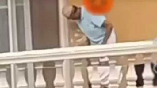 يعاني من الزهايمر.. كشف ملابسات تضرر سيدة من اعتياد جارها تغيير ملابسه بشرفة مسكنه