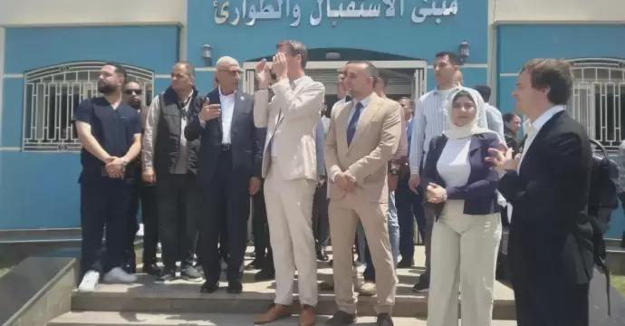وزير التجارة والتعاون الدولي الهولندي يتفقد مستشفى العريش العام