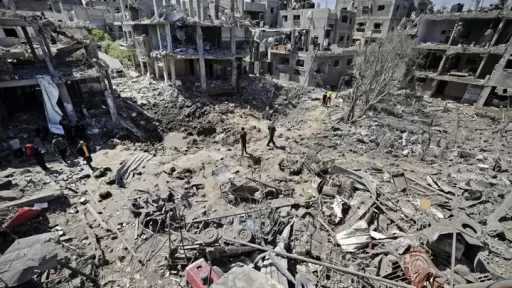 ظنها لعبة.. طفل فلسطيني يفقد بصره بسبب مخلفات حرب الإبادة في غزة