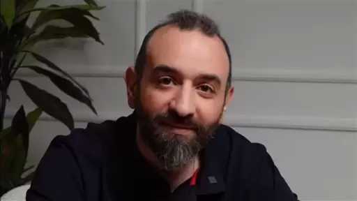 عمرو سلامة ينتقد بعض السلوكيات داخل قاعات السينما: الناس جاية تتكلم وترد على الموبايل