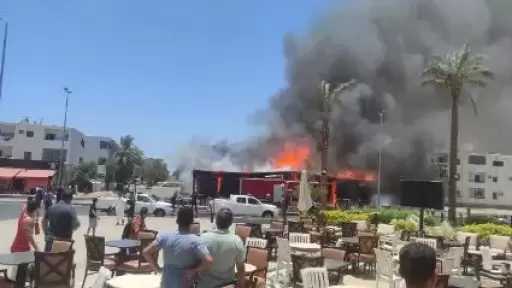 حريق هائل يلتهم كافيه بشارع النخيل في رأس البر