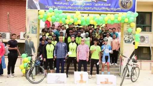 رئيس جامعة سوهاج يطلق سباق دراجات ضمن مبادرة وفرها تنورها