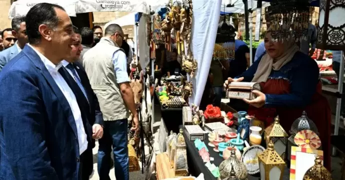 رئيس الوزراء يجري حوارا مع سائحة بشارع المعز.. والأخيرة تؤكد استماعها بالأجواء التراثية والطابع الحضاري