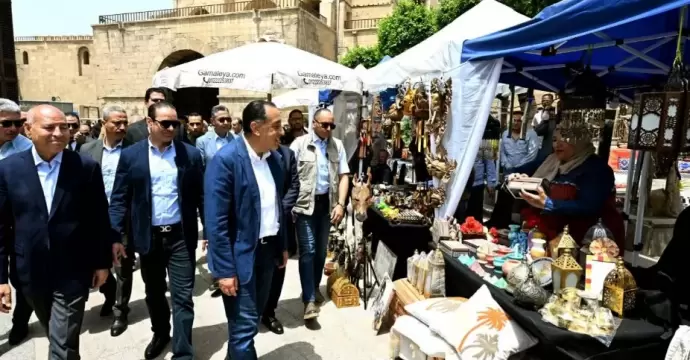 رئيس الوزراء يتفقد معرض الحرف التراثية بشارع المعز
