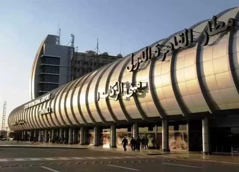 مطار القاهرة يكرم موظفا رفض تقاضي أموال مقابل خدمة راكبة