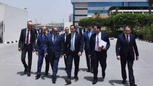 محمد عوض يتفقد فرع الهيئة العامة للاستثمار والمناطق الحرة بمدينة نصر لمتابعة سير العمل