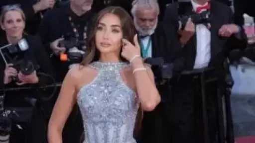 هنا الزاهد تخطف الأنظار بإطلالة زرقاء أنيقة فى مهرجان كان السينمائي