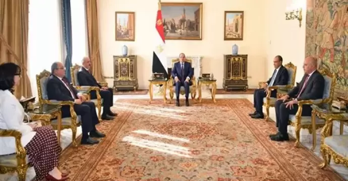 «السيسى» يدعو إلى تسوية الأزمات بالوسائل السلمية