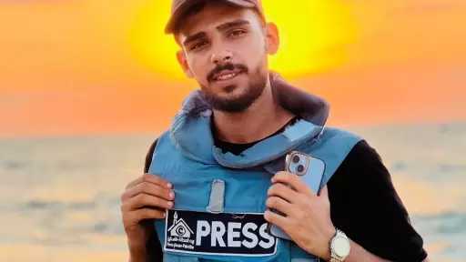 إصابة الصحفي الفلسطيني خالد ثائر أبو عطيوي جراء قصف إسرائيلي وسط غزة.. صور