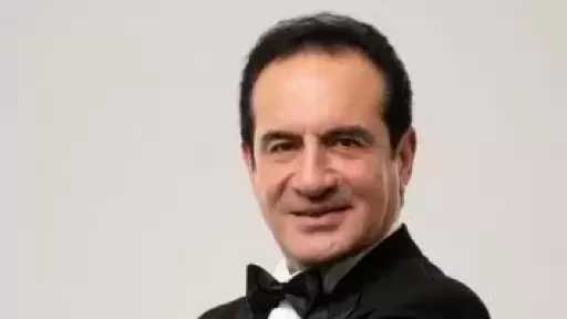 محمد ثروت يخضع لجراحة استئصال المرارة.. ونجله: الحمد لله خرج من العملية