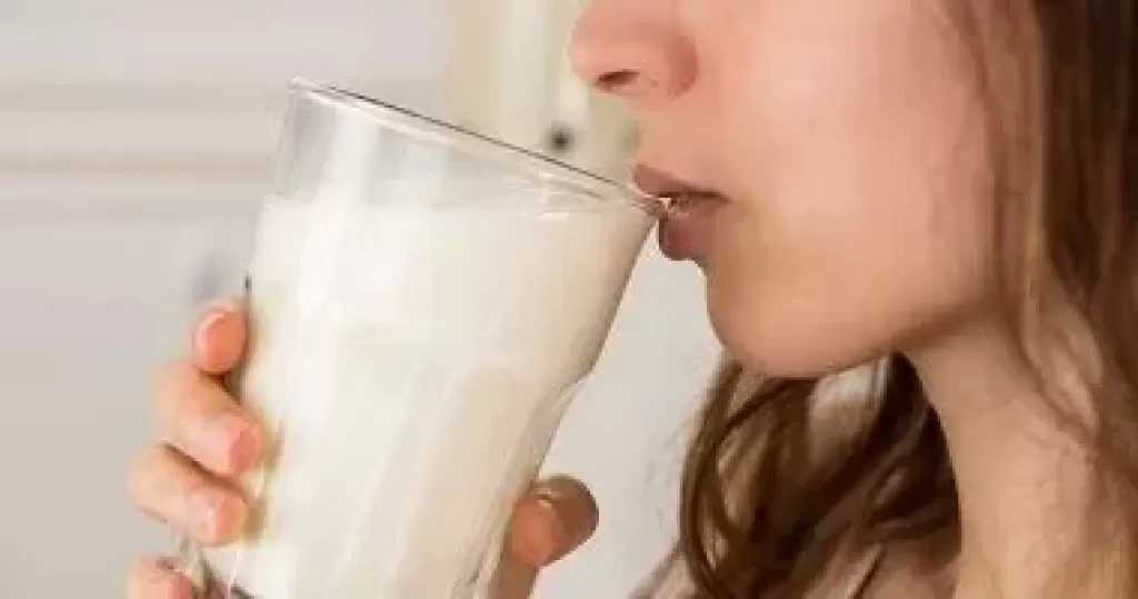 هل شرب الحليب يهدئ حرقة المعدة أم يسبب زيادة الحموضة؟