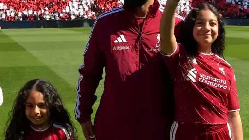 بحضور مكة وكيان.. جماهير ليفربول تحتفي بـ محمد صلاح في مباراة الوداع