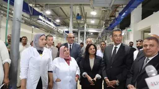 محافظ البحر الأحمر يتفقد المجزر الآلي بالغردقة لمتابعة ذبح الأضاحي.. صور