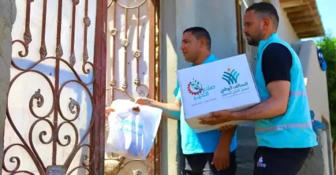 صناع الخير توزع كراتين مواد غذائية مع لحوم الأضاحي على الأسر الأولى بالرعاية