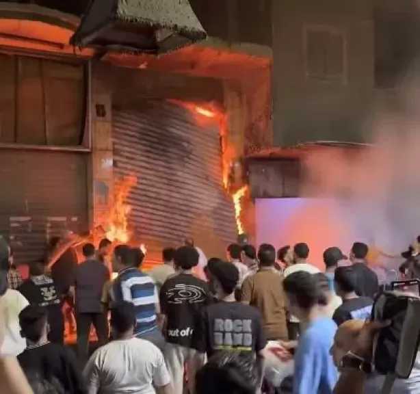 النيابة تعاين موقع حريق مخزن دهانات أسفر عن إصابة شخصين بالوراق