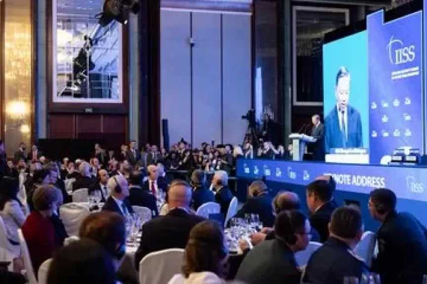 وزير الدفاع السنغافوري يؤكد أهمية تعزيز الثقة بين الدول وسط ارتفاع الإنفاق العسكري