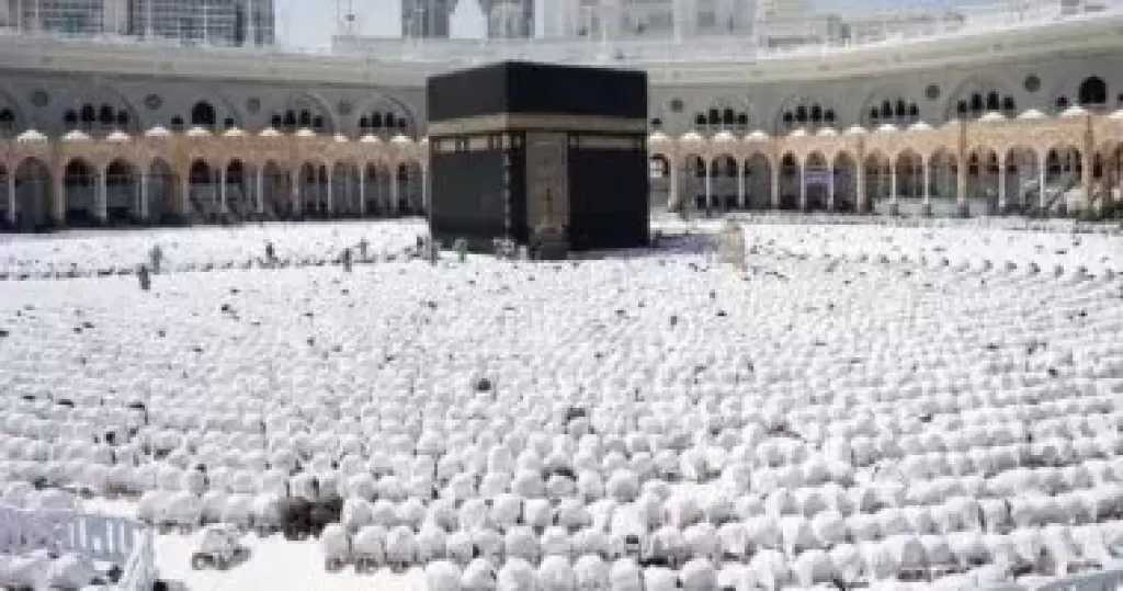 الحجاج يودّعون أيام الحج بالطواف والدعاء في رحاب المسجد الحرام