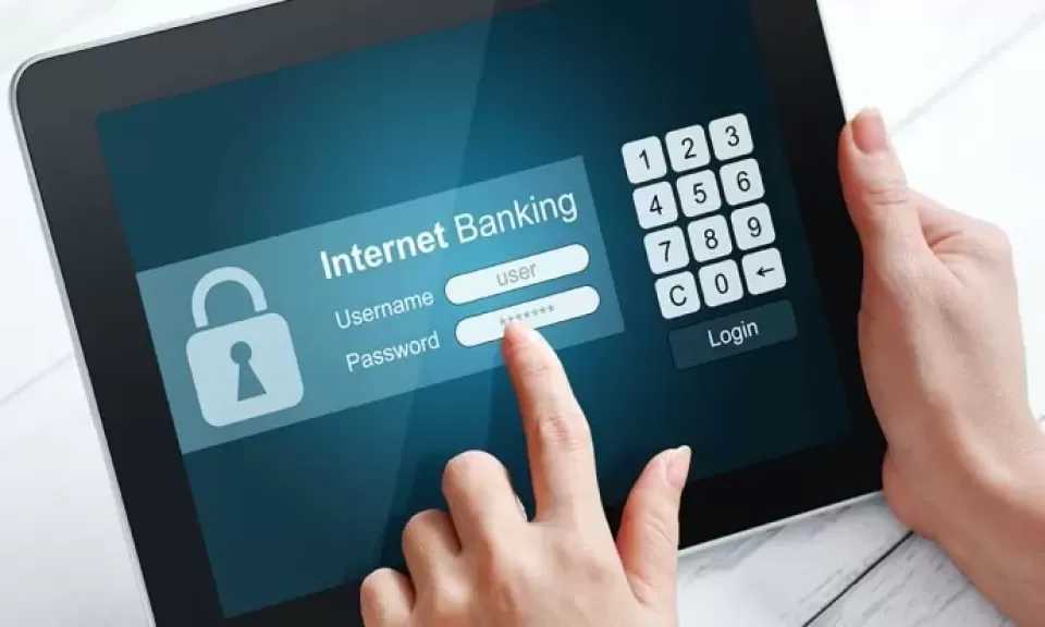 خطوات آمنة لاستخدام خدمة الإنترنت البنكي أثناء السفر