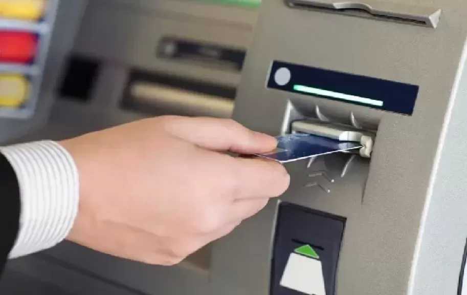 كيف تستفيد من خدمات السحب بدون بطاقة خلال الإجازات؟