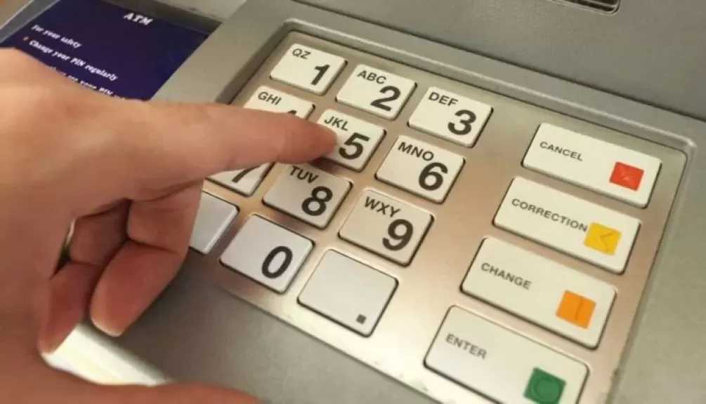 نصائح مهمة عند استخدام ماكينات الـATM لحماية أموالك وبياناتك