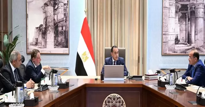 رئيس الوزراء يجتمع مع محافظ البنك المركزي ووزير المالية لاستعراض عددٍ من الملفات