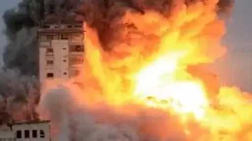 جيش الاحتلال يحرق عشرات المنازل والممتلكات شرق مخيم جباليا شمال قطاع غزة