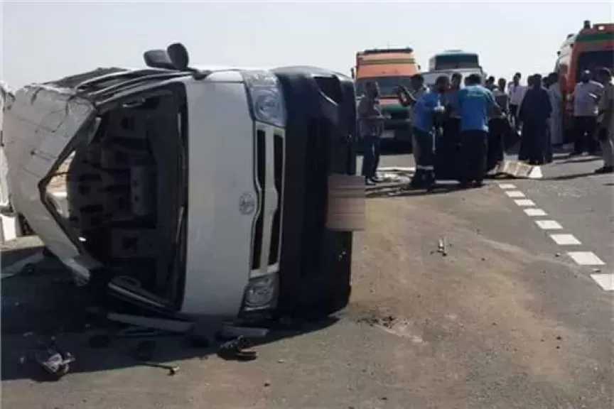 إصابة 14 شخصًا في انقلاب ميكروباص على طريق أسيوط الصحراوي