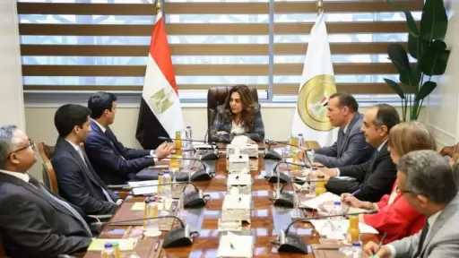 وزيرة التنمية المحلية والبيئة تبحث مع أمين عام منظمة المدن العربية تبادل الخبرات والتعاون المشترك
