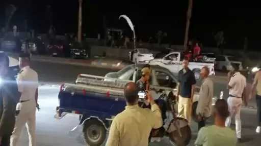 بعد قرار المحافظ بحظرها.. رئيس مدينة مرسى مطروح يقود حملة لضبط التروسيكلات على الكورنيش