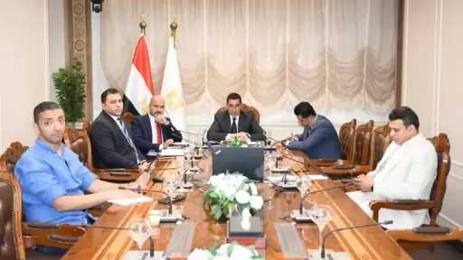 وزير الشباب والرياضة يلتقي مسؤولي شركة دافينج الصينية لبحث التعاون وتوطين الصناعة بالمجال الرياضي