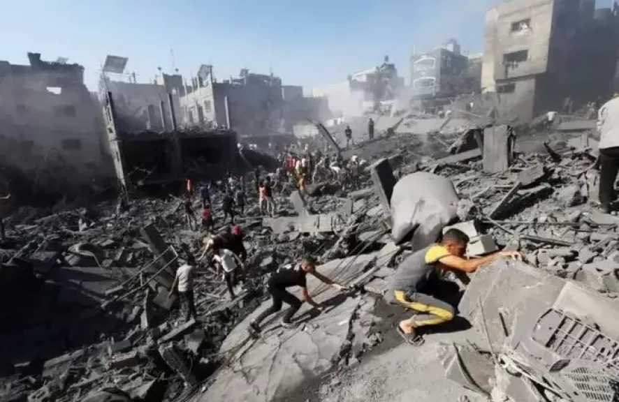 استشهاد امرأة وإصابة 16 آخرين في قصف إسرائيلي استهدف خيام النازحين جنوبي قطاع غزة