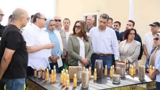 وزيرة التنمية المحلية والبيئة ومحافظ البحر الأحمر ورئيس هيئة تنمية الصعيد يتفقدون مشروع زراعة نبات الجوجوبا بالغردقة