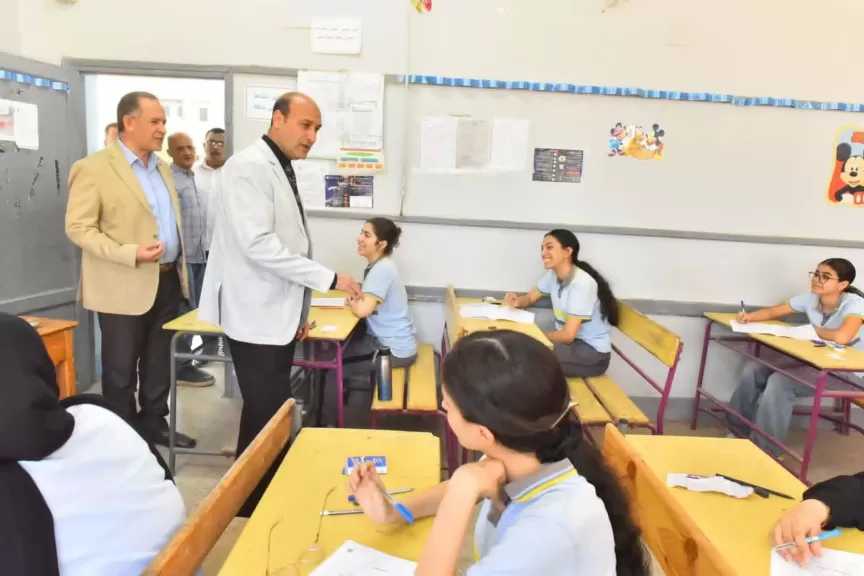 محافظ أسيوط يتفقد لجان امتحانات الشهادة الإعدادية بمدرستين.. ويوجه رسالة تحفيز للطلاب