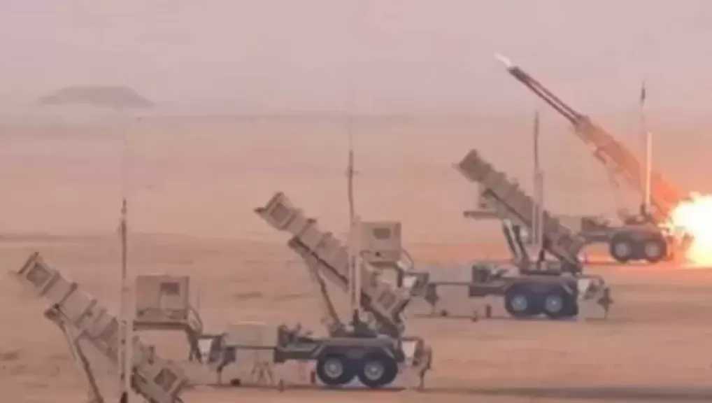الجيش الكويتي: الدفاعات الجوية تتصدى لهجمات صاروخية وطائرات مسيرة معادية