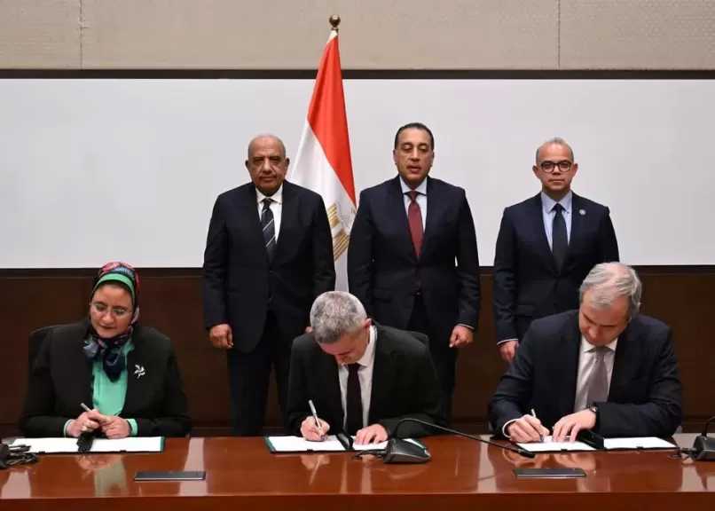 رئيس الوزراء يشهد توقيع اتفاقيتي الاستثمار والتشغيل وشراء الطاقة لمحطة طاقة رياح جبل الزيت