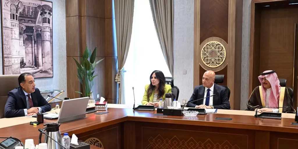 رئيس الوزراء يلتقي مسئولي شركة ”أكوا باور” لمناقشة أطر التعاون في تنفيذ مشروعات تحلية مياه البحر