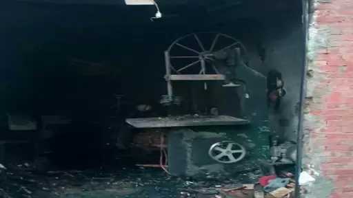 السيطرة على حريق اندلع في ورشة نجارة بأسوان.. صور