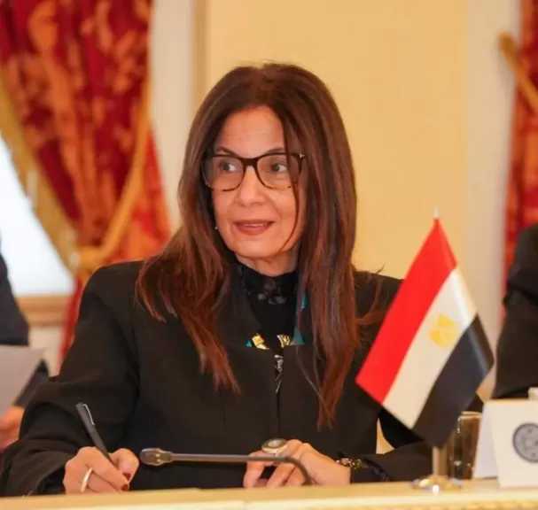 وزيرة الثقافة تجتمع مع قيادات الوزارة ورؤساء القطاعات والهيئات