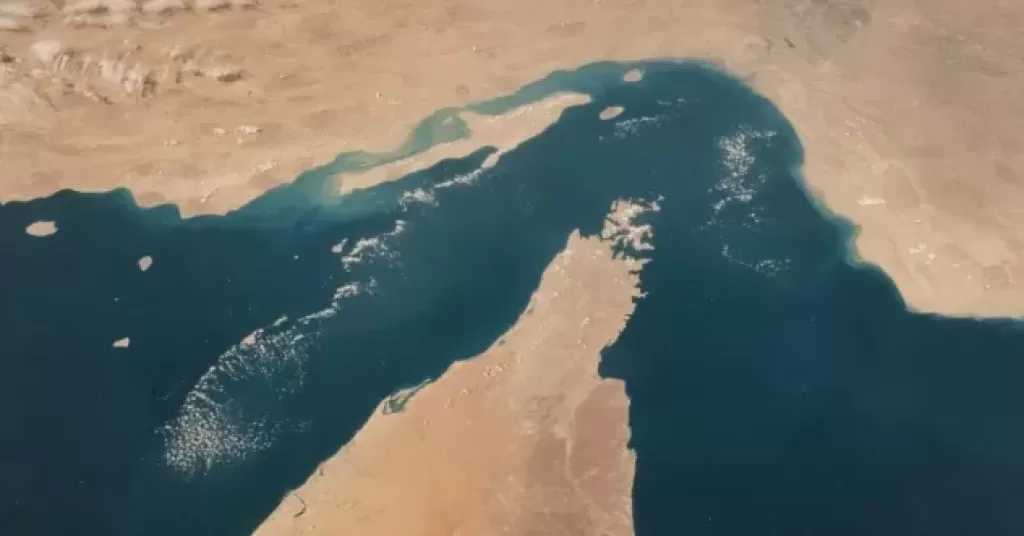 أكسيوس: أمريكا استهدفت أنظمة دفاع جوي ورادار حول مضيق هرمز