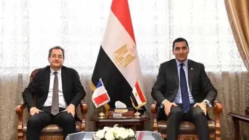 وزير الشباب والرياضة وسفير فرنسا يبحثان آفاق جديدة للشراكة في تمكين الشباب وتطوير المنظومة الرياضية