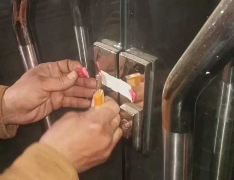 تشميع 19 محلًا مخالفًا وتحصيل غرامات خلال حملات بأحياء الإسكندرية