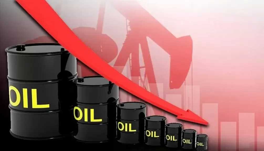 النفط يتراجع إلى أدنى مستوى منذ مارس الماضي