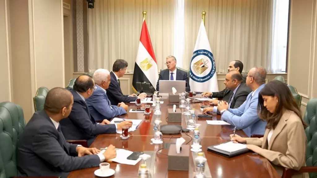 وزير البترول يبحث مع إيني الإيطالية خطط زيادة إنتاج الغاز وحفر آبار جديدة