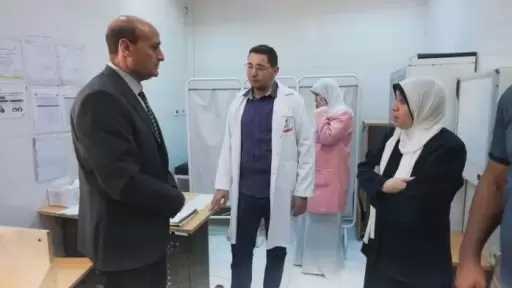 محافظ أسيوط يتفقد وحدة طب الأسرة بموشا ويحيل موظفا للتحقيق
