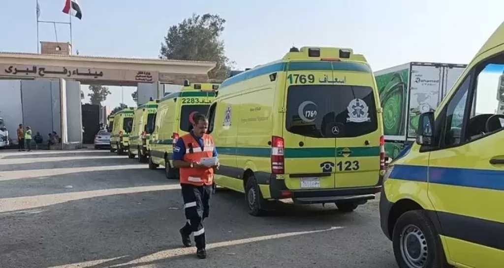 35 مريضا يغادرون غزة للعلاج بالخارج.. وآلاف تعرقل إسرائيل سفرهم