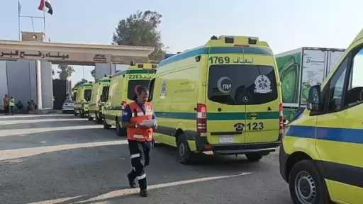 35 مريضا يغادرون غزة للعلاج بالخارج.. وآلاف تعرقل إسرائيل سفرهم