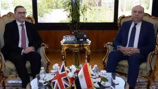 وزير الطيران المدني يبحث مع السفير البريطاني تعزيز الشراكة الاستراتيجية