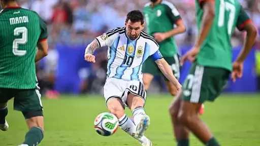 ميسي يعتلي قمة الهداف التاريخي لكأس العالم بهاتريك أمام الجزائر