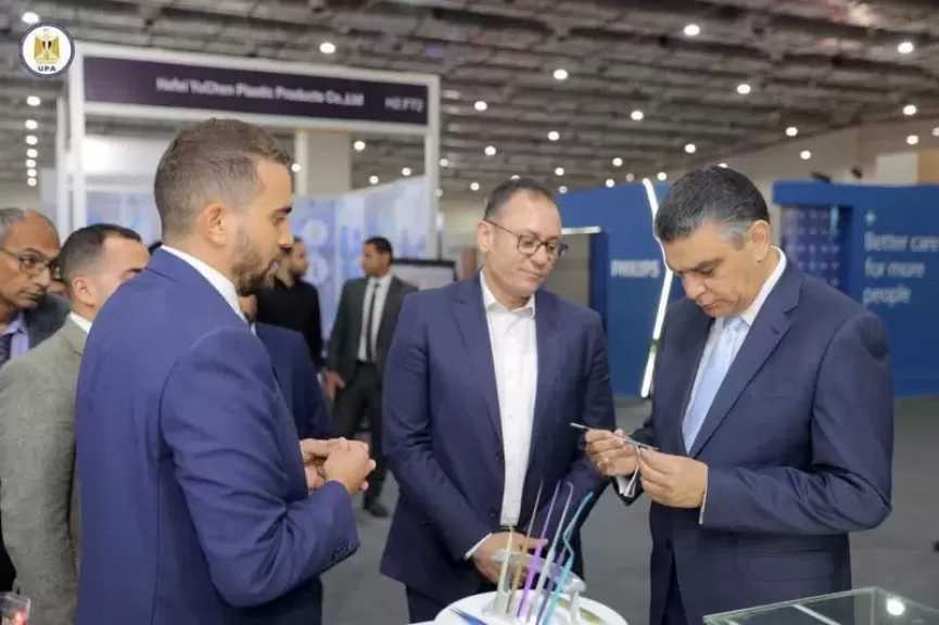 الدكتور هشام ستيت يجري جولة تفقدية داخل أروقة معرض Africa Health ExCon 2026